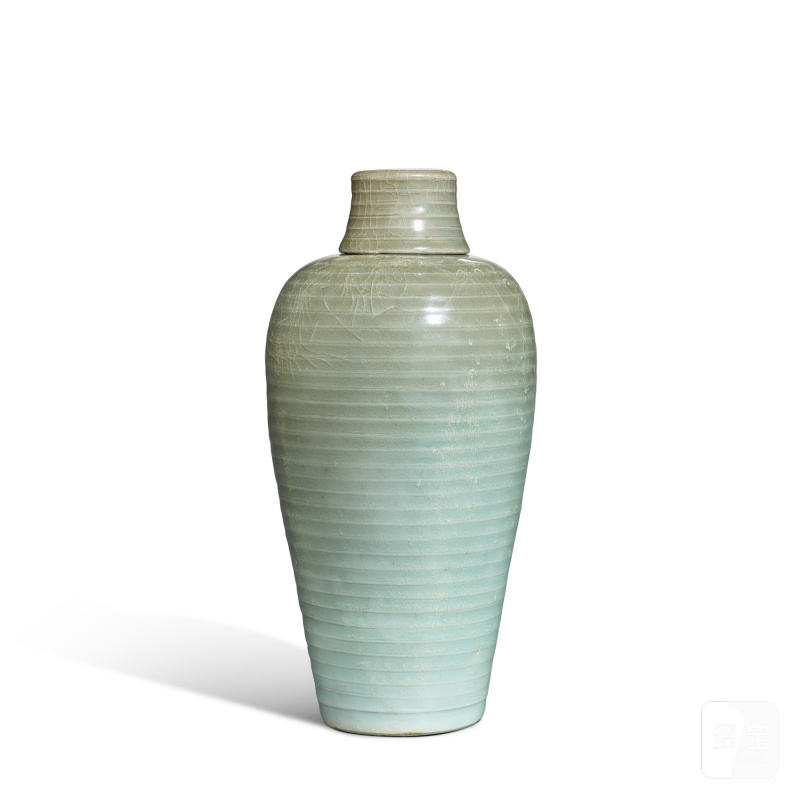 A Longquan celadon-glazed ribbed vase and cover, meiping, Southern Song dynasty | 南宋 龍泉窰青釉弦紋梅瓶連蓋 - 图1